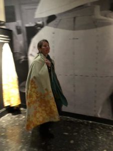 Geri défile avec une cape Yves Saint Laurent au Musée de l'Impression sur étoffes de Mulhouse